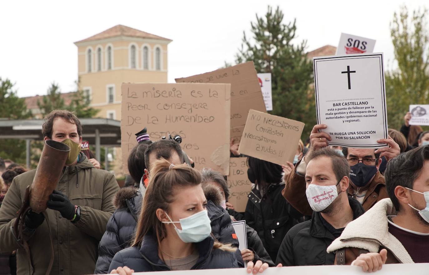 Concentración de los hosteleros frente a las medidas restrictivas por el COVID-19. Los hosteleros leoneses participan en la protesta realizada en Valladolid. 