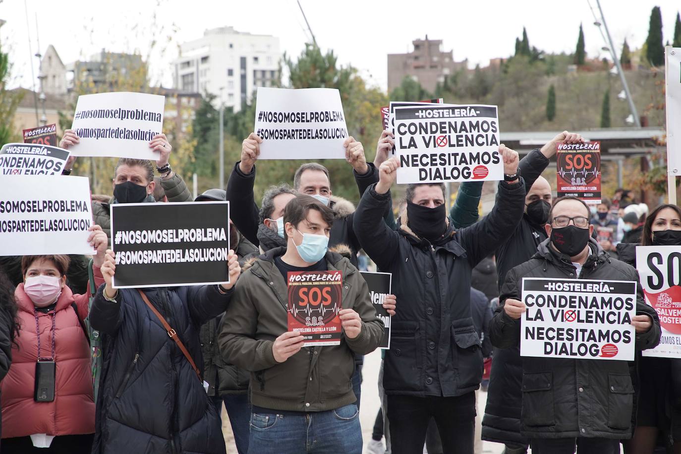 Concentración de los hosteleros frente a las medidas restrictivas por el COVID-19. Los hosteleros leoneses participan en la protesta realizada en Valladolid. 