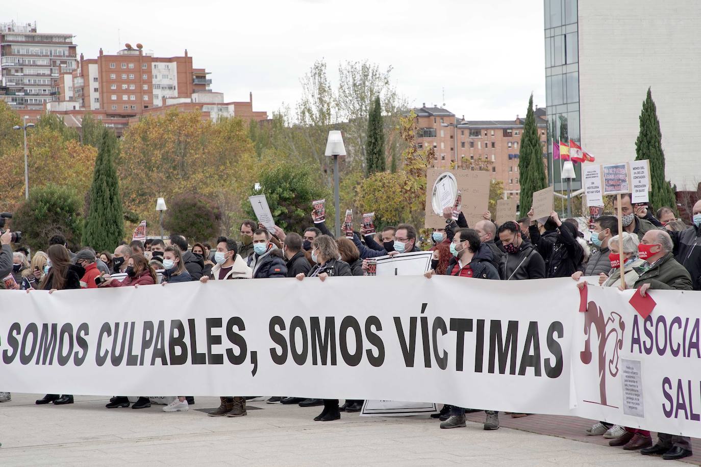 Concentración de los hosteleros frente a las medidas restrictivas por el COVID-19. Los hosteleros leoneses participan en la protesta realizada en Valladolid. 