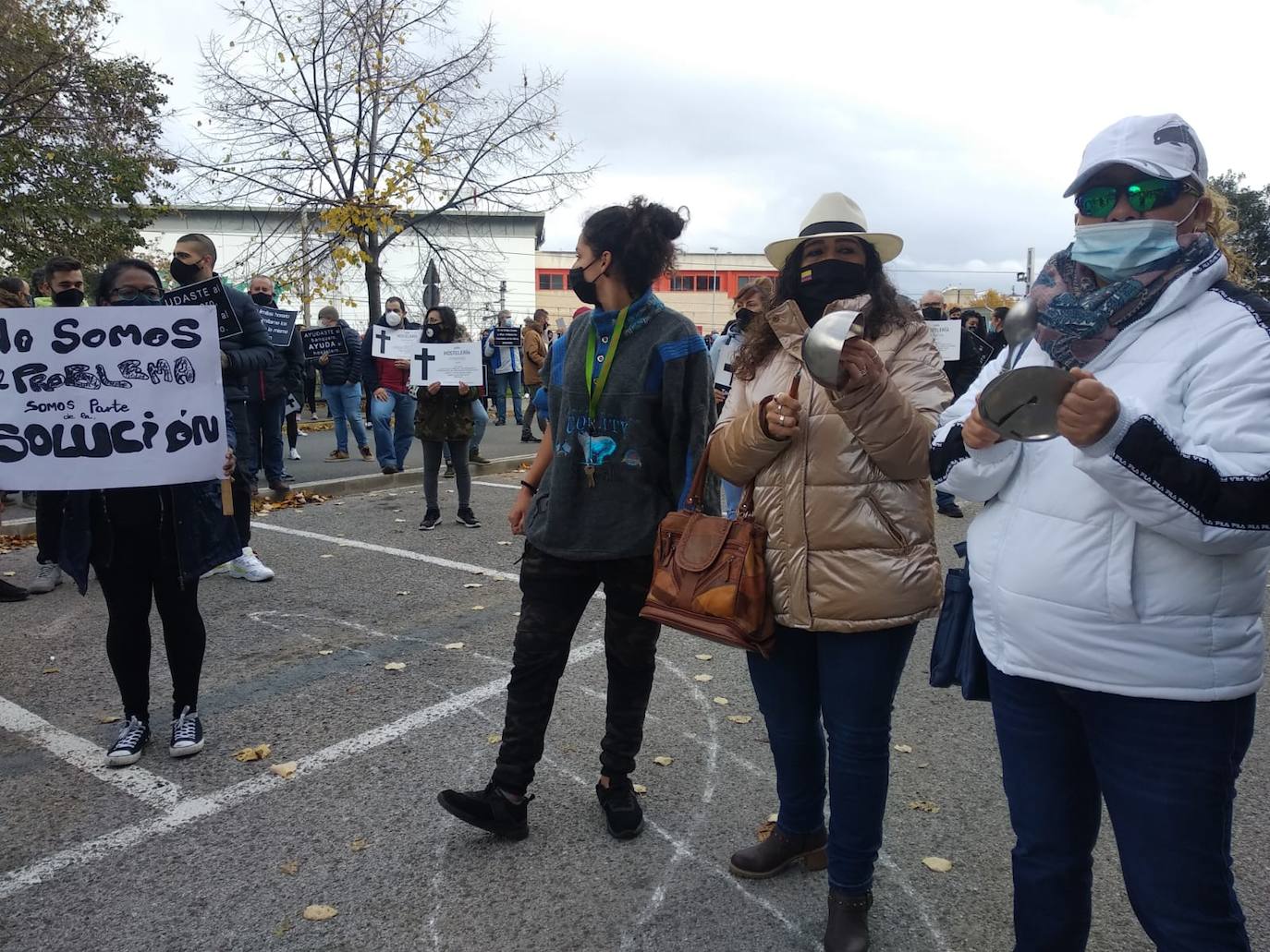 Casi 600 personas se han manifestado contra el cierre de la hostelería. 