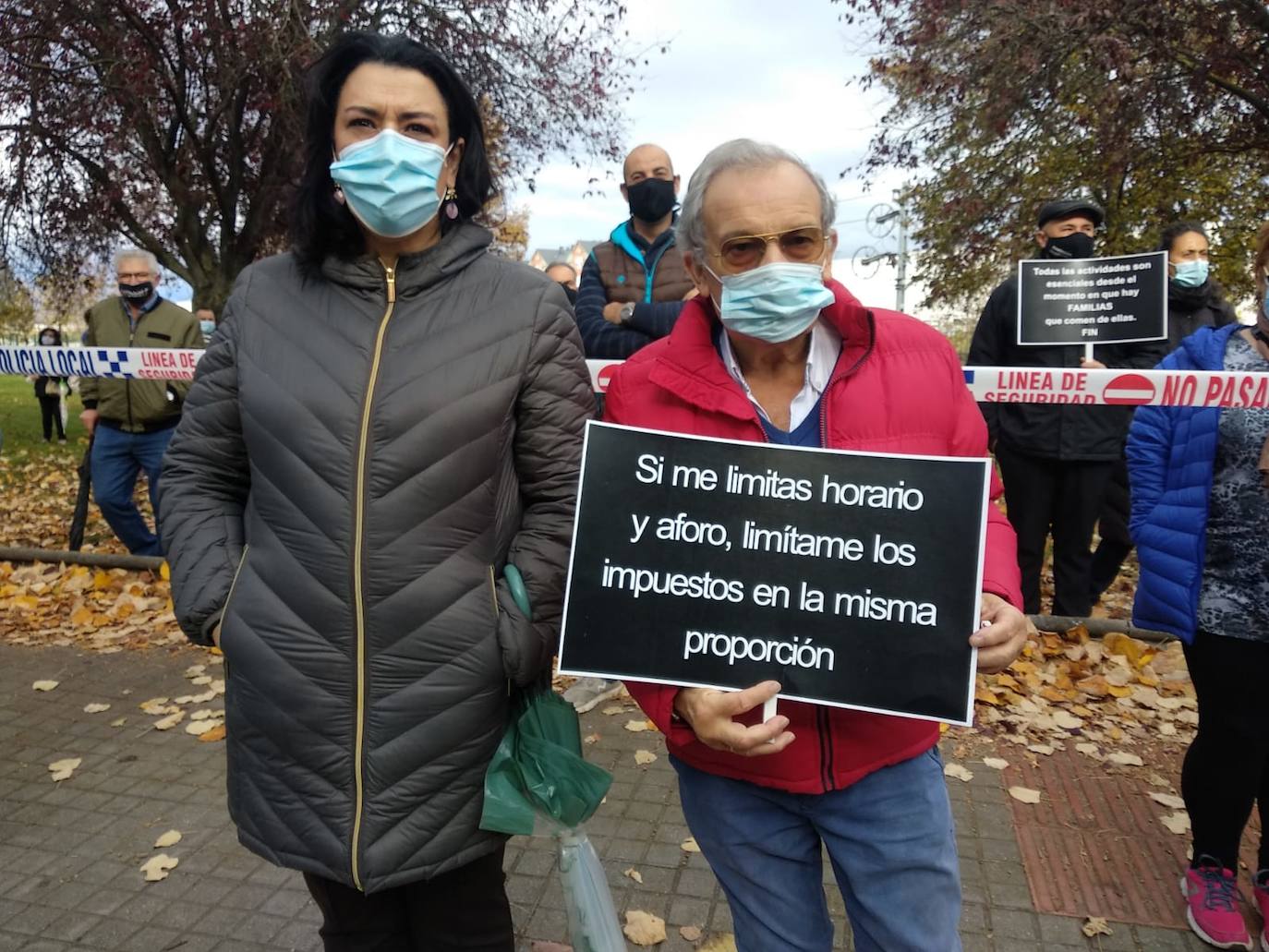 Casi 600 personas se han manifestado contra el cierre de la hostelería. 