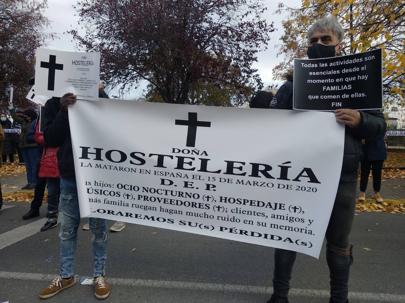 Casi 600 personas se han manifestado contra el cierre de la hostelería. 