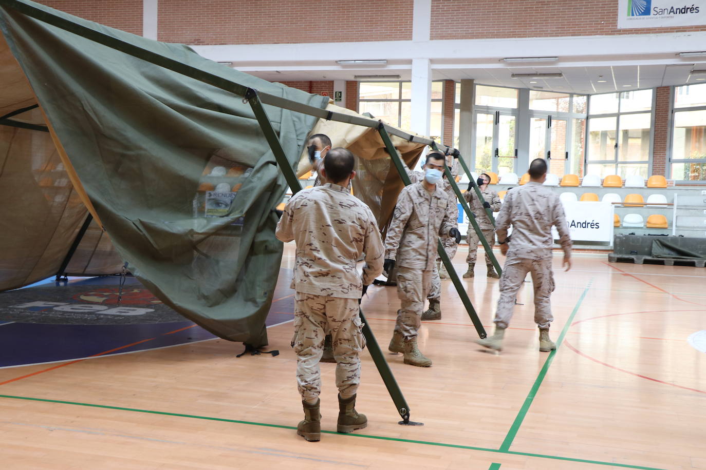 Diferentes alumnos y oficiales aportan su destreza para levantar esta instalación en apenas unos minutos en el pabellón Camino de Santiago.