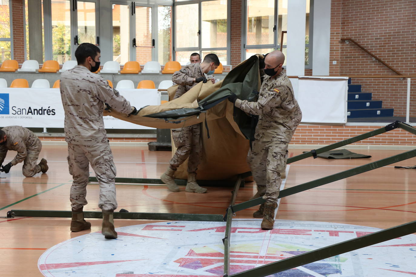Diferentes alumnos y oficiales aportan su destreza para levantar esta instalación en apenas unos minutos en el pabellón Camino de Santiago.