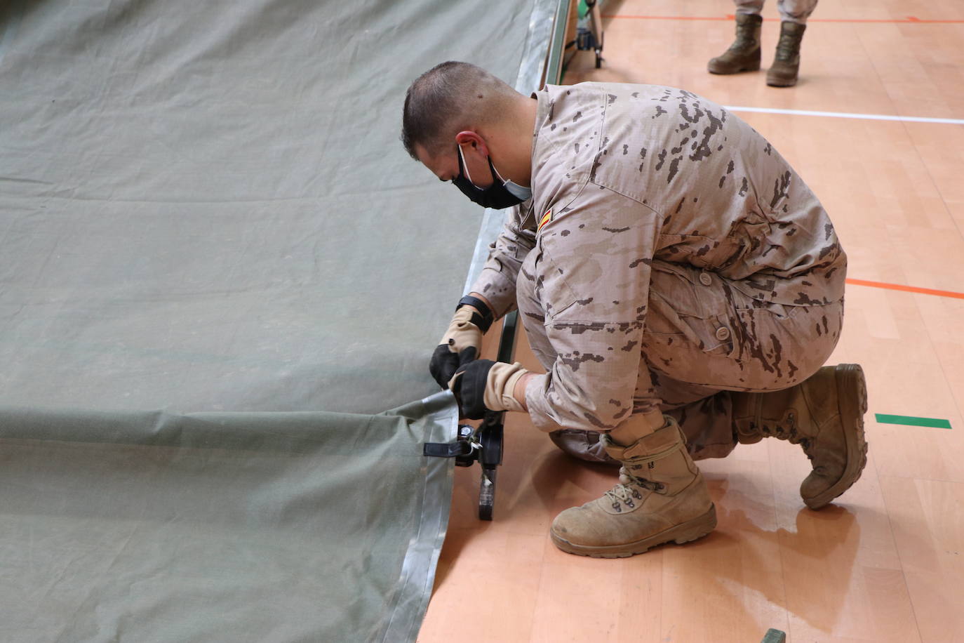 Diferentes alumnos y oficiales aportan su destreza para levantar esta instalación en apenas unos minutos en el pabellón Camino de Santiago.