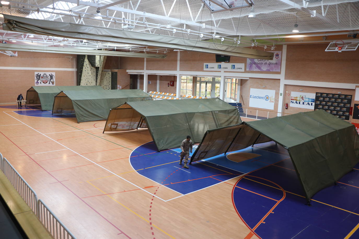 Diferentes alumnos y oficiales aportan su destreza para levantar esta instalación en apenas unos minutos en el pabellón Camino de Santiago.