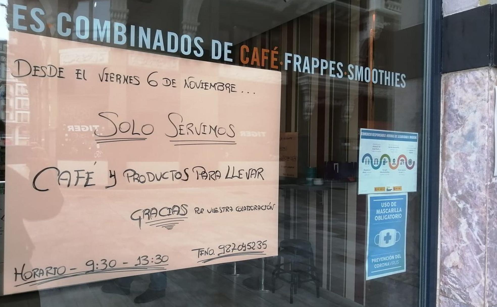 Una cafetería, en León capital, recuerda este viernes que solo está abierta para servir productos para llevar.