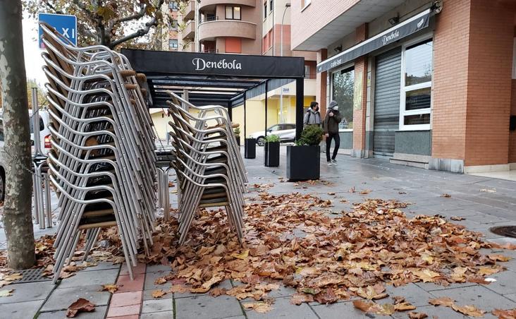 Imagen de un bar en Eras de Renueva, este viernes, cerrado al público.