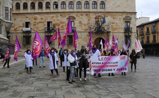 Galería. Concentración de las trabajadoras del Servicio de Ayuda a Domicilio esta mañana frente a Botines.