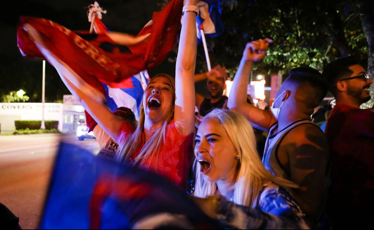 Miembros de la comunidad cubana en Miami celebran la victoria de Trump en Florida. 