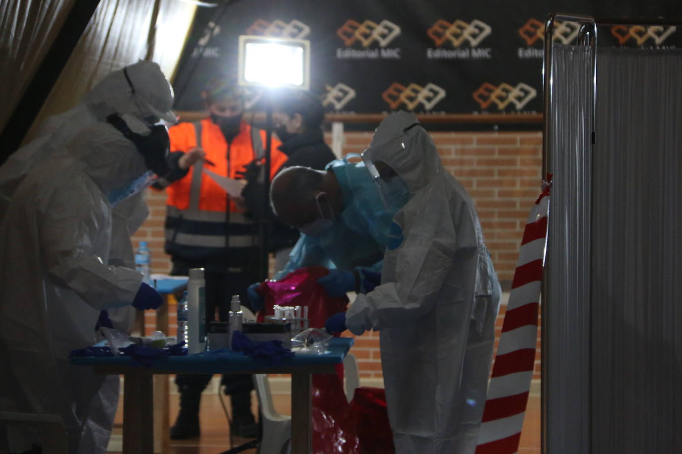 Miles de vecinos se han acercado en la primera jornada del cribado masivo para hacerse su prueba de antígenos.