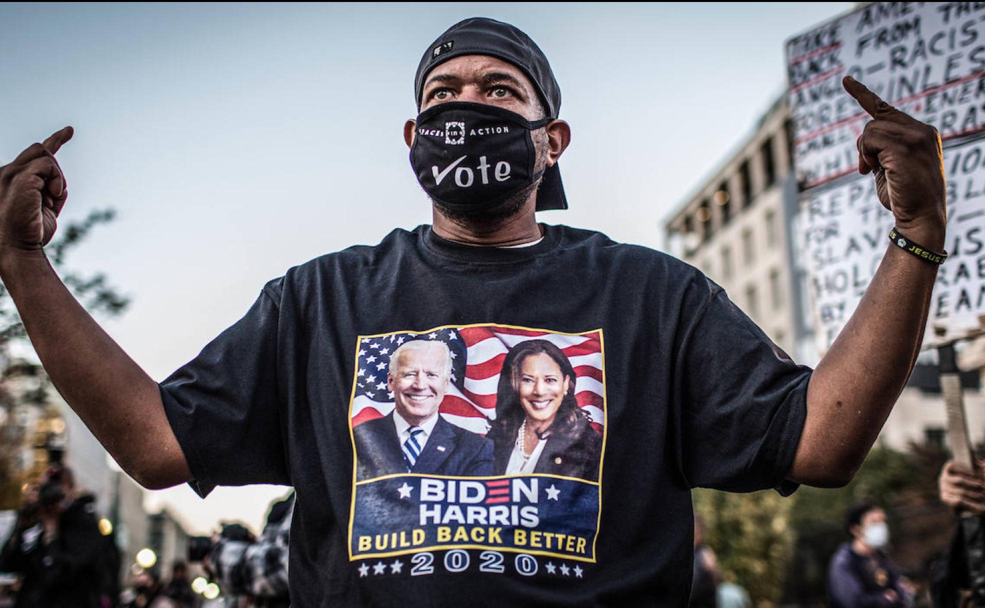Un partidario de Joe Biden y Kamala Harris luce una camiseta de la campaña demócrata en una protesta en Washington contra el racismo.