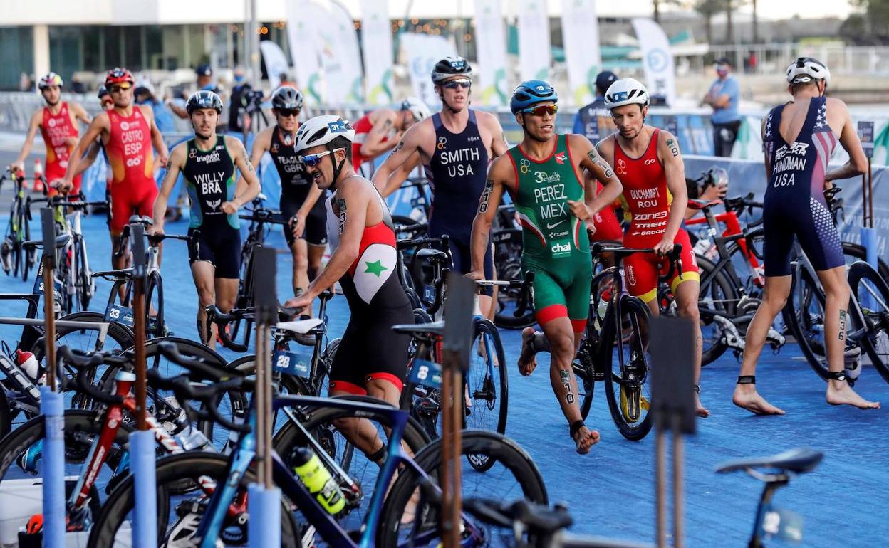 Cambio de segmento en la prueba de triatlón.