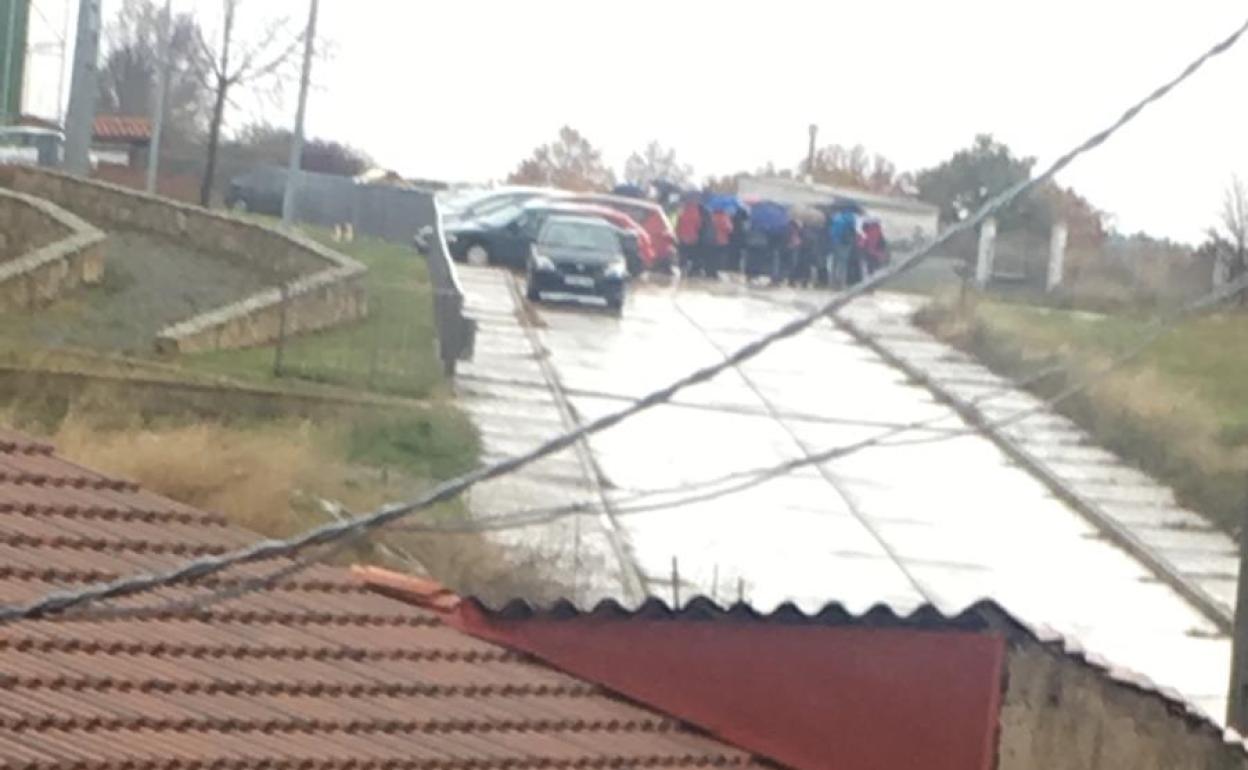 Quedada de un grupo de personas para desarrollar la actividad en Ferral del Bernesga.