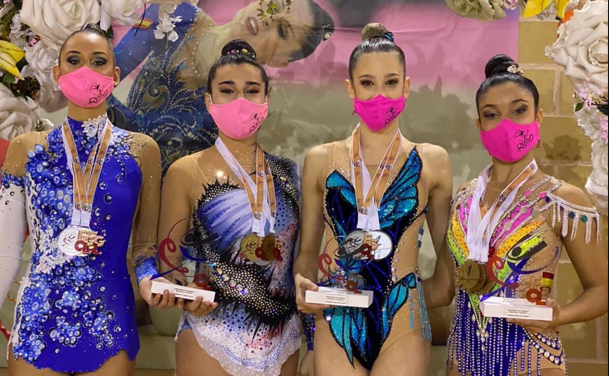 Gimnastas del Club Ritmo con los premios conseguidos.