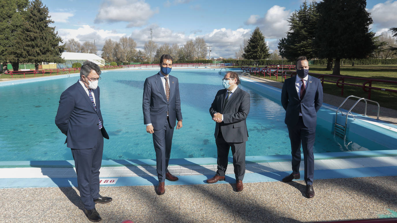 Fotos: El consejero de la Presidencia visita las inversione del Fondo de Cooperación Económica Local en La Bañeza