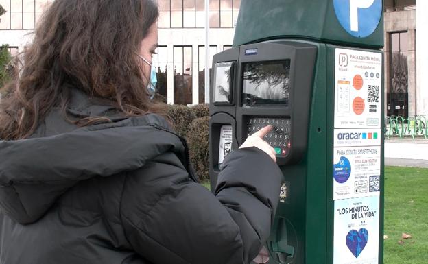 Uno de los parquímetros instalados en la explanada de la Junta. 