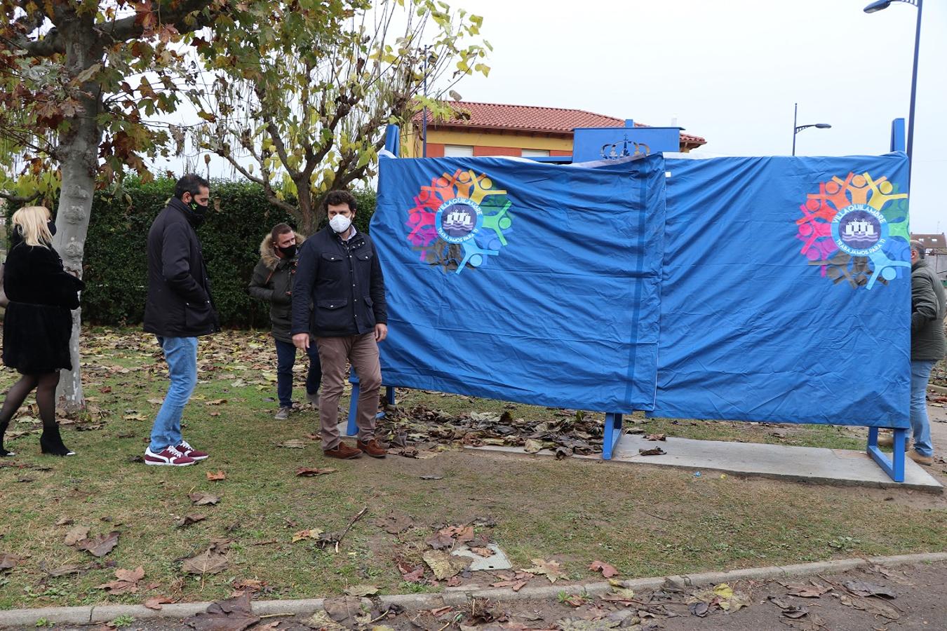 Inauguración del monolito con las piedras del 'Camino de la felicidad' en el parque de la Casa de Cultura de Villaobispo. 