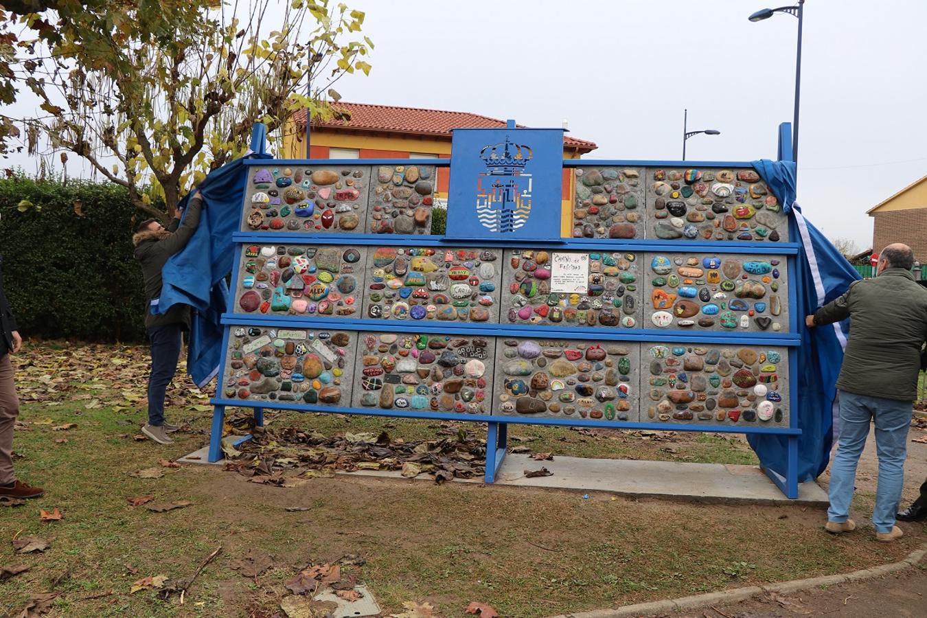 Inauguración del monolito con las piedras del 'Camino de la felicidad' en el parque de la Casa de Cultura de Villaobispo. 