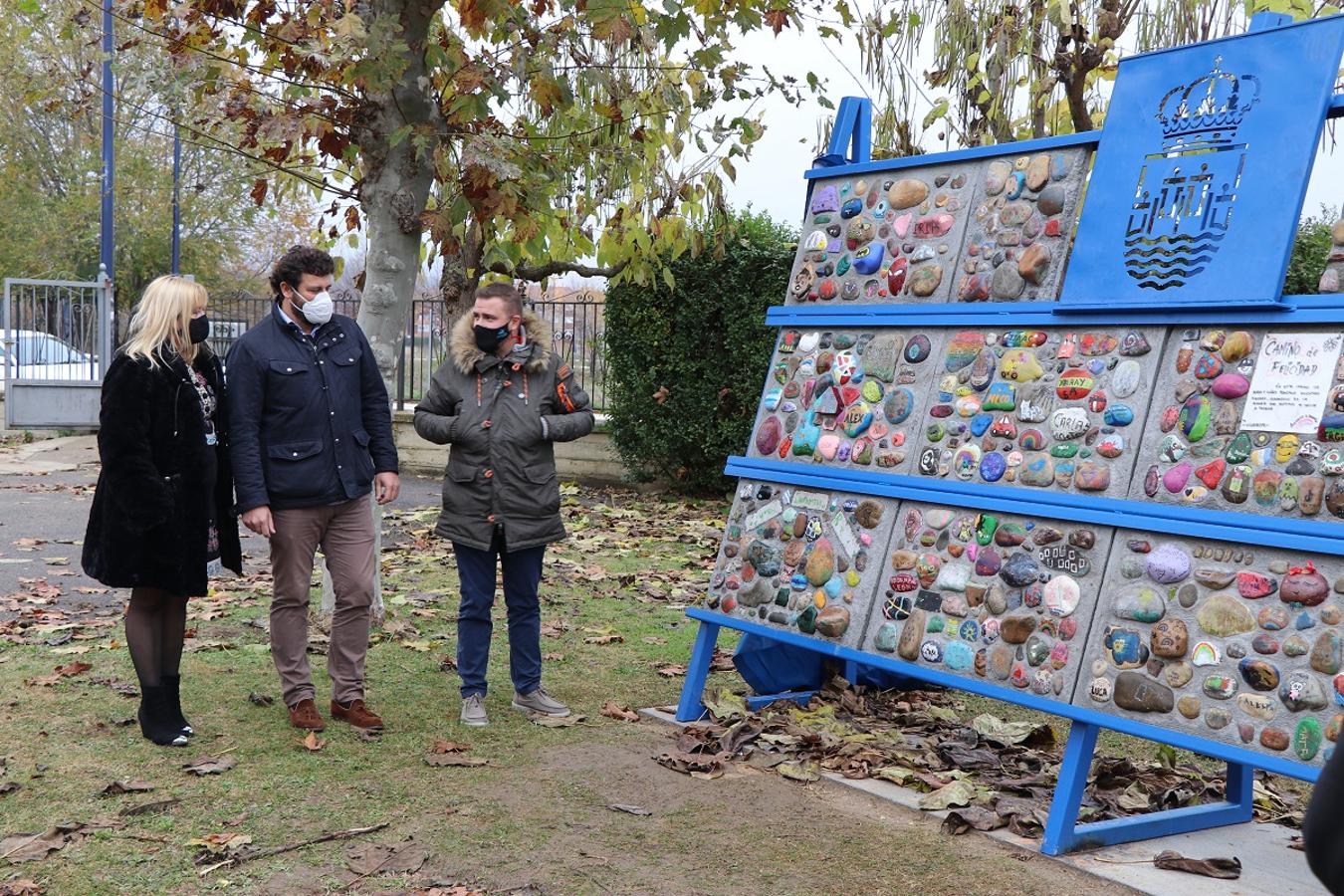 Inauguración del monolito con las piedras del 'Camino de la felicidad' en el parque de la Casa de Cultura de Villaobispo. 