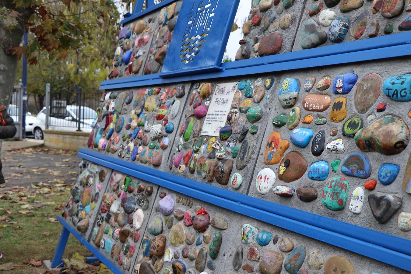 Inauguración del monolito con las piedras del 'Camino de la felicidad' en el parque de la Casa de Cultura de Villaobispo. 