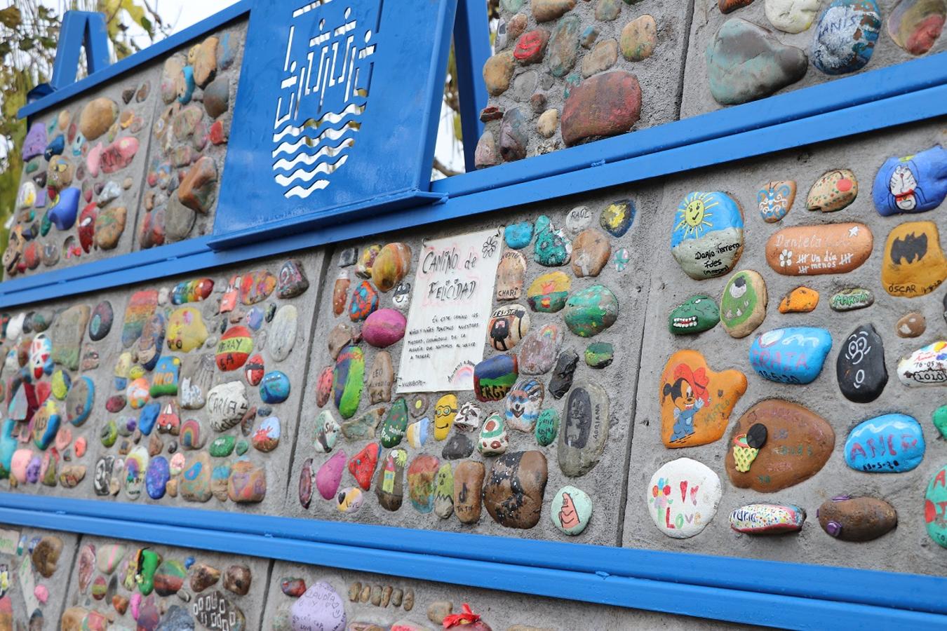 Inauguración del monolito con las piedras del 'Camino de la felicidad' en el parque de la Casa de Cultura de Villaobispo. 