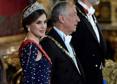 Imagen secundaria 1 - Arriba, imagen del desfile con la estatua de Donald Trump. Abajo, Doña Letizia con un diseño de Ana Locking y una modelo de uno de sus desfiles favoritos, 'Voguing'. 