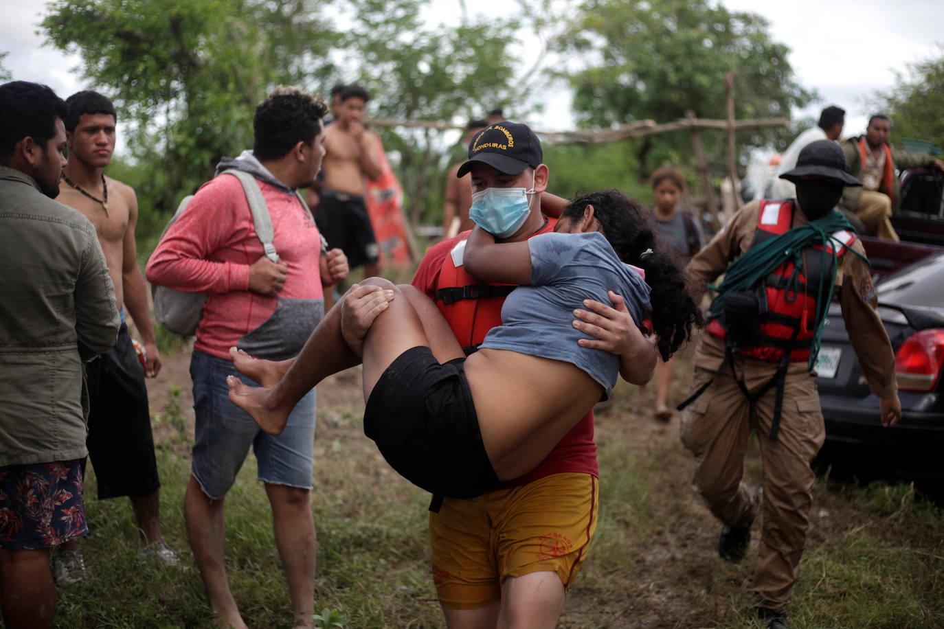 Un rescatista ayuda a una mujer tras el paso de la tormenta Eta, en Lima.