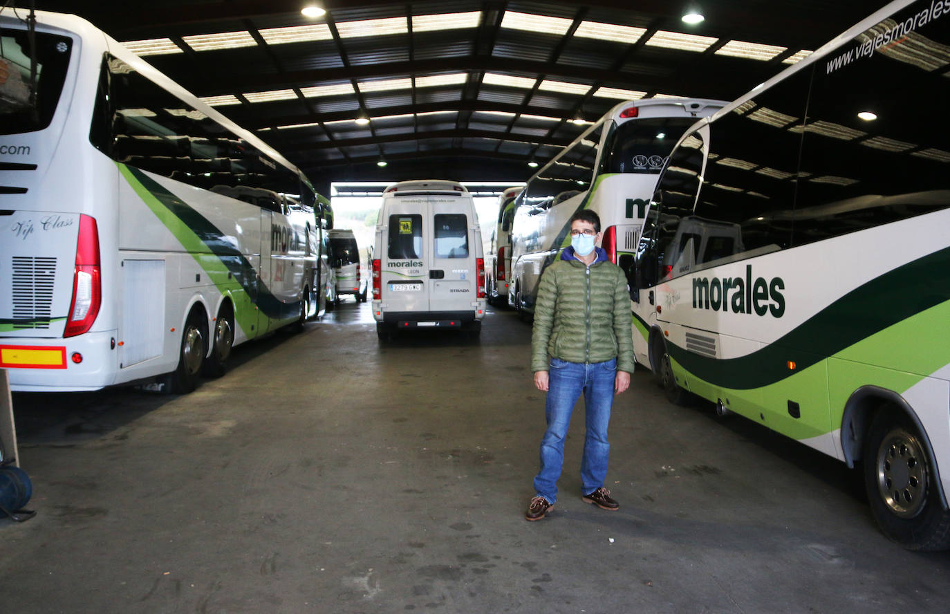 Para Juan Morales, dueño de autobuses Morales, contemplar toda su flota de vehículos dentro de la nave familiar no es precisamente un motivo de orgullo. Y es que estos autobuses, que deberían estar en ruta, han quedado paralizados por la pandemia que tantos sectores ha noqueado.