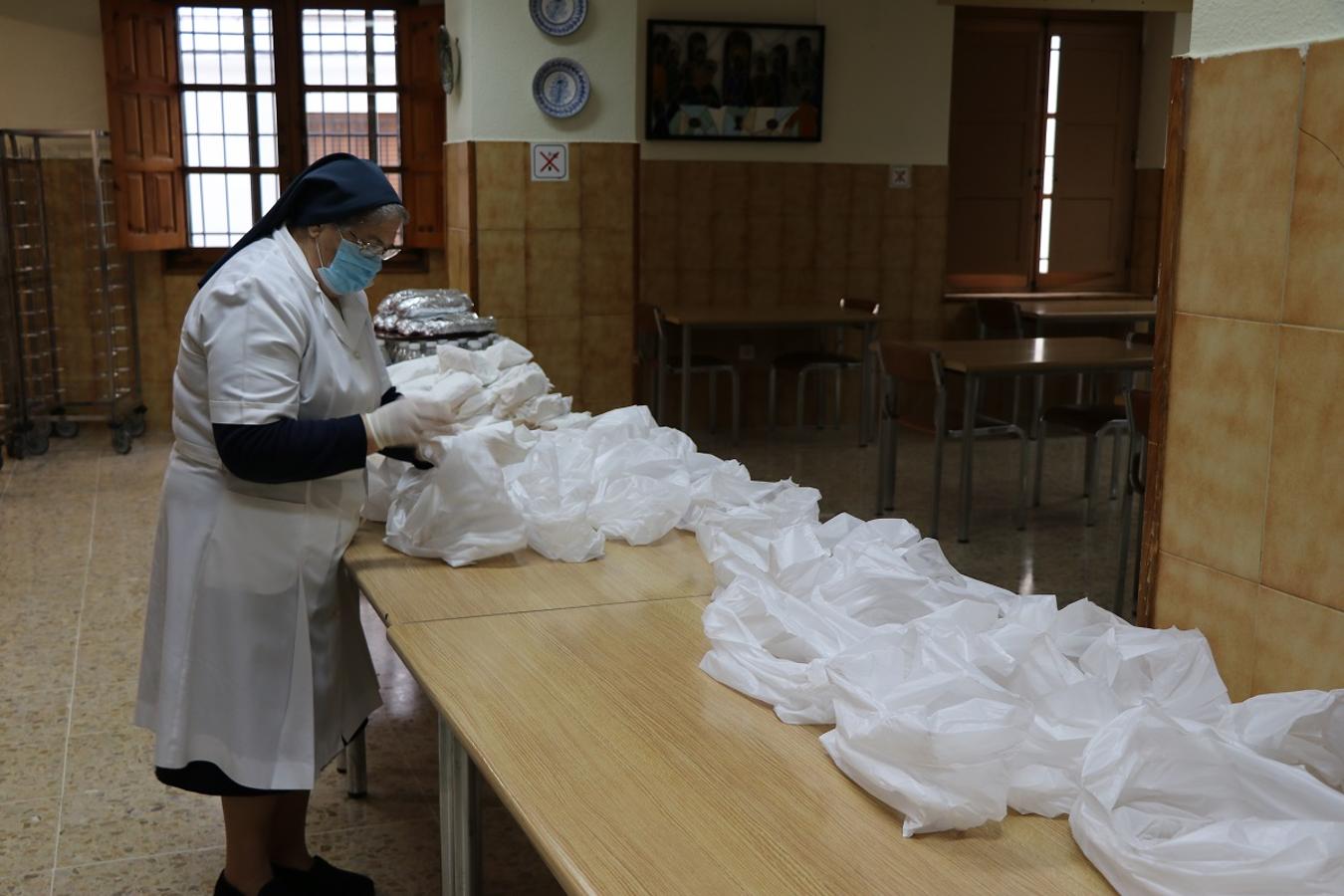 Preparación de la comida en el comedor de la Asociación Leonesa de Caridad