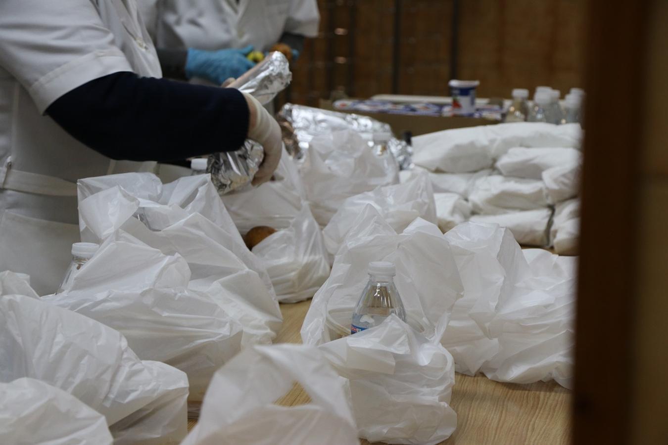 Preparación de la comida en el comedor de la Asociación Leonesa de Caridad