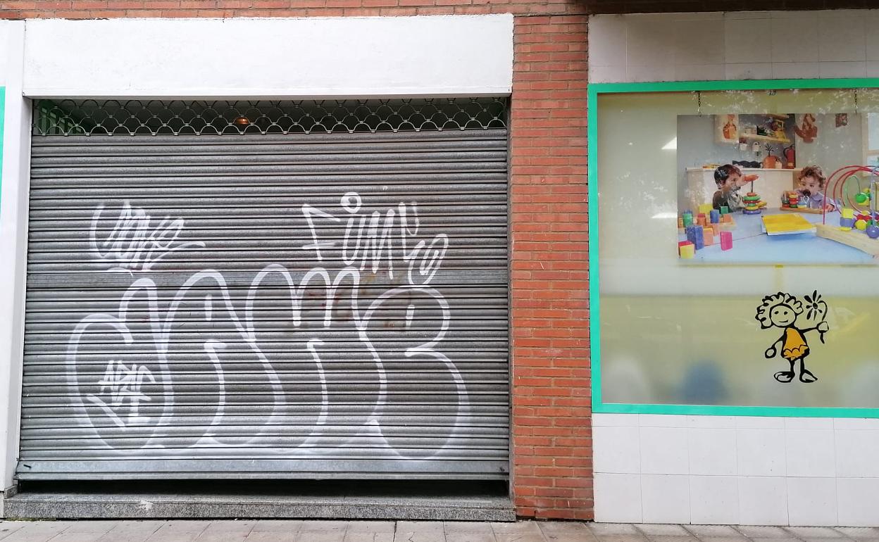 Puerta forzada de una escuela infantil de la zona. 