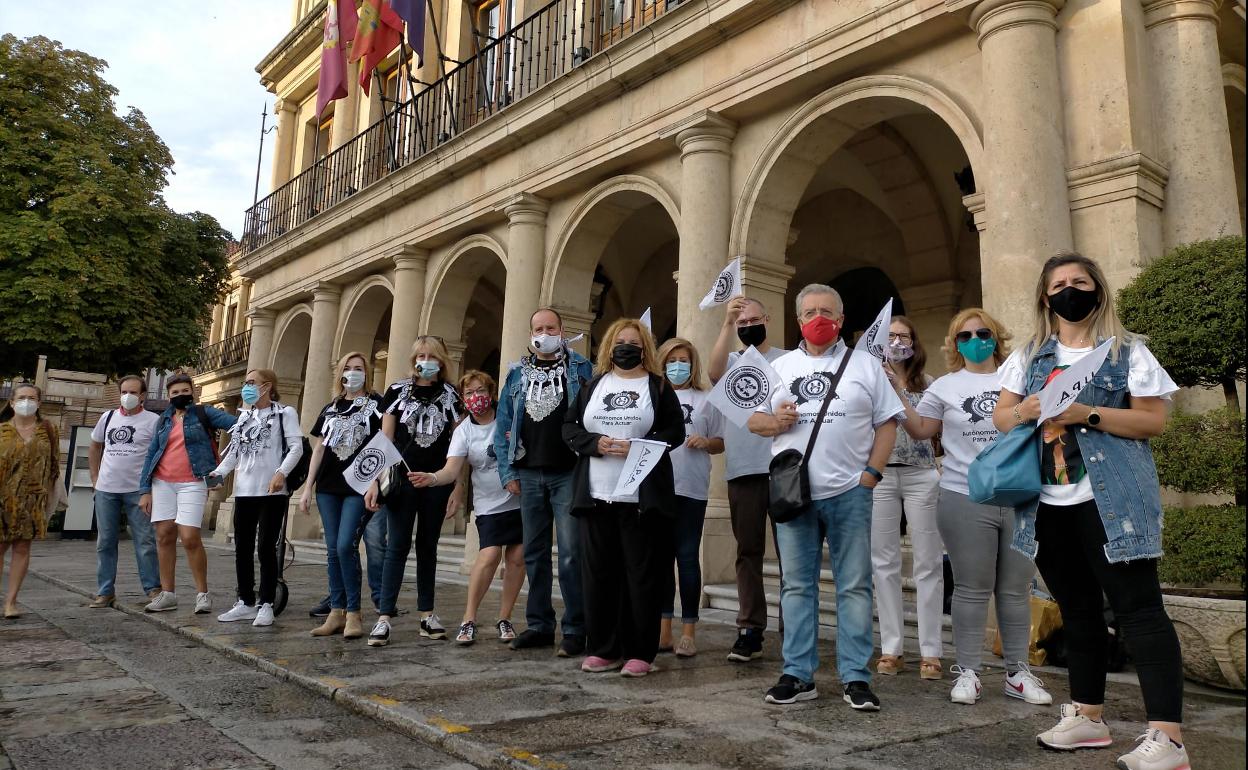 El colectivo de autónomos, delante del Ayuntamiento. 