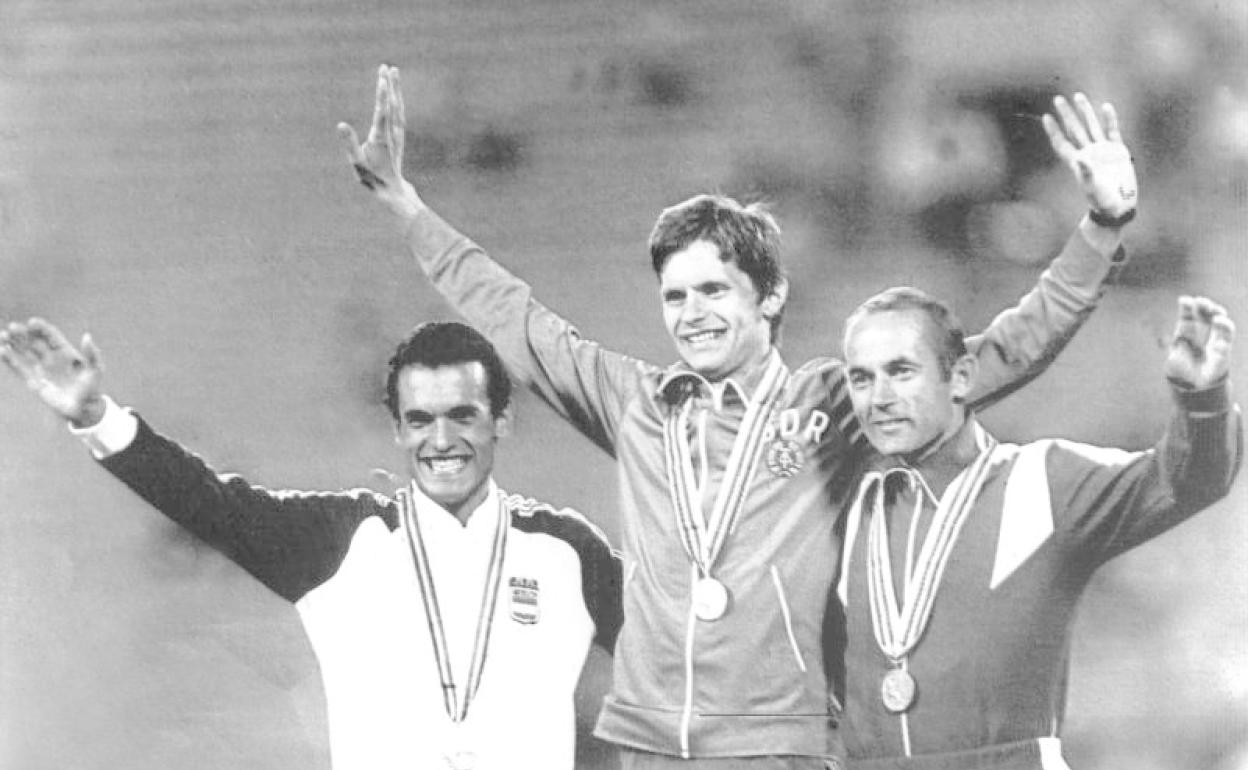 De izquierda a derecha, Jordi Llopart, el alemán Hartwig Gauder y el soviético Yevgueni Ivchenko, el pdio de los 50 km marcha en Los Juegos de Moscú'80. 