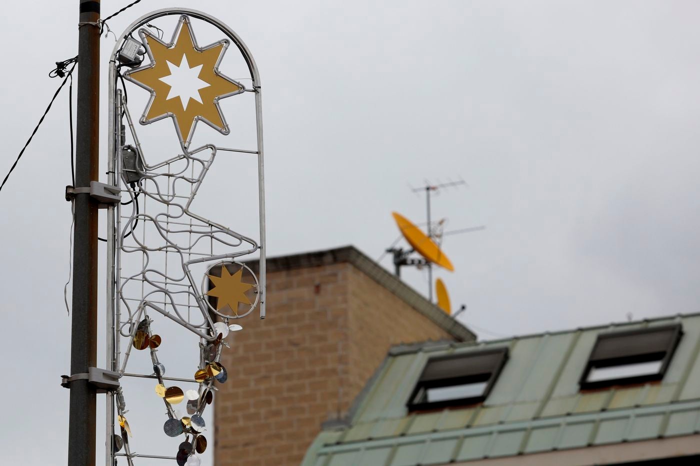 León comienza la instalación de la iluminación navideña. Pese a tratarse de la Navidad más extraña más de 250.000 puntos de luz servirán para dar color a la ciudad en una de las fechas más entrañables del año. 