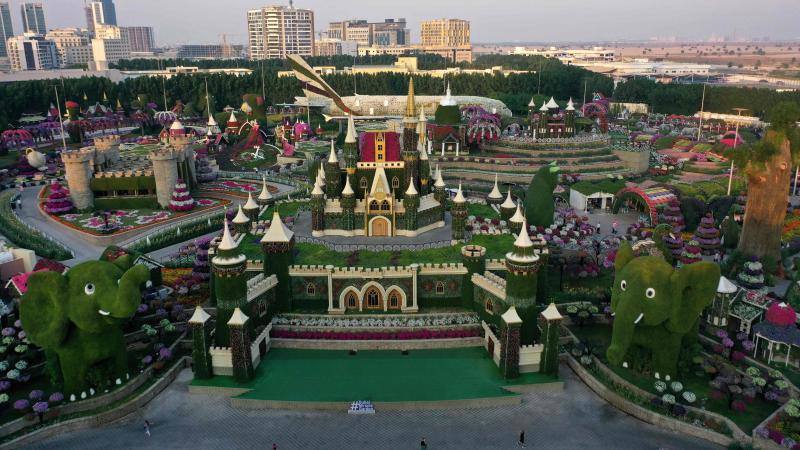 El Dubai Miracle Garden, el jardín de flores más grande del mundo, es el hogar de gigantes estructuras y millones de variedades de flores y plantas. Allí habitan enormes gatos, aviones que parecen hechos a escala real, caballos que multiplican su tamaño o gigantes elefantes. Y todas estas construcciones tienen en común que están realizadas con flores y plantas. 