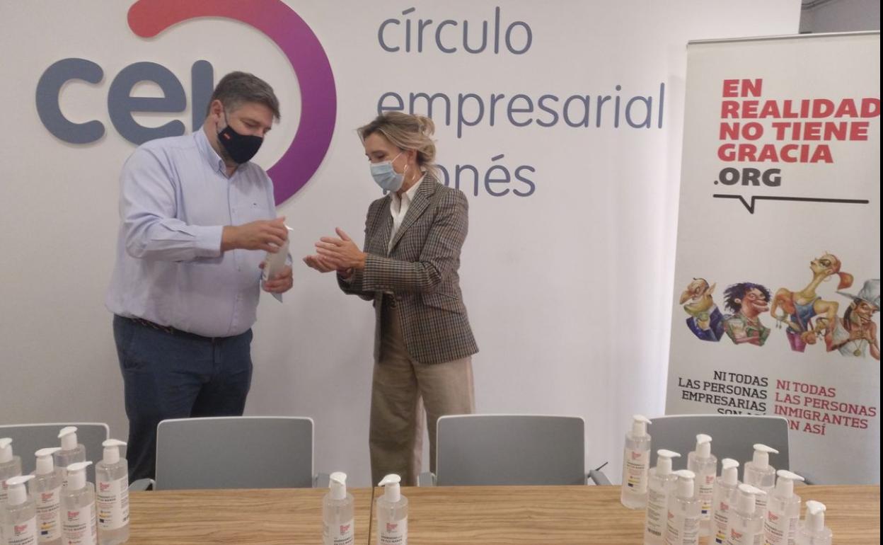 Julio César Álvarez y Victoria Seco durante la presentación.