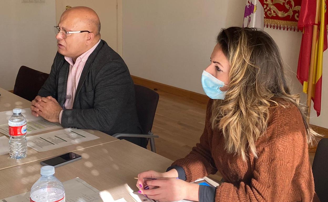 Faustino Sánchez y Jessica Martínez, durante la firma de estos convenios.
