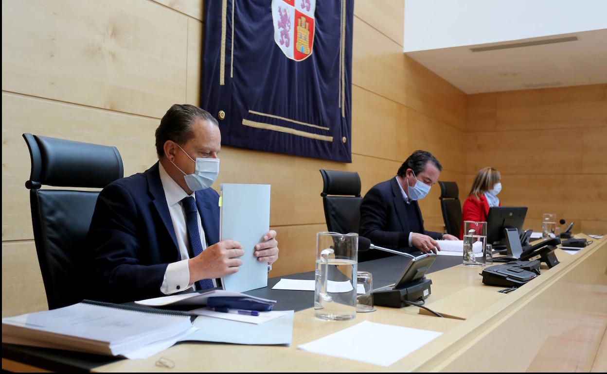 Mario Amilivia, en primer término durante la presentación del informe.