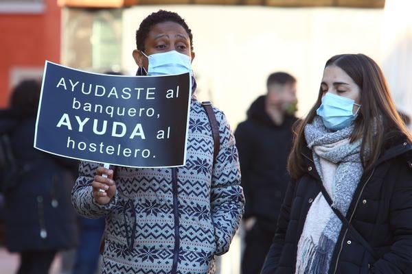 Más de 200 personas secundan en la plaza del Ayuntamiento de Ponferrada la protesta para reclamar que las ayudas al sector se pongan en marcha / Anuncian que se constituirán en asociación y temen nuevos cierres más allá del puente de la Constitución / El alcalde, Olegario Ramón, reclama a las administraciones superiores que «instrumentalicen una serie de ayudas efectivas que lleguen de manera rápida»