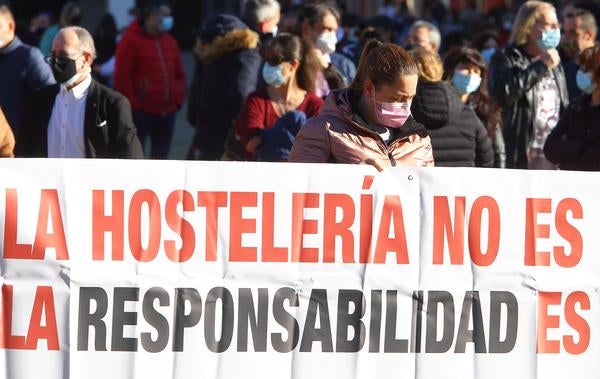 Más de 200 personas secundan en la plaza del Ayuntamiento de Ponferrada la protesta para reclamar que las ayudas al sector se pongan en marcha / Anuncian que se constituirán en asociación y temen nuevos cierres más allá del puente de la Constitución / El alcalde, Olegario Ramón, reclama a las administraciones superiores que «instrumentalicen una serie de ayudas efectivas que lleguen de manera rápida»