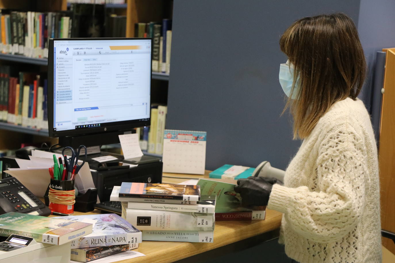 La Biblioteca Pública de León se ha adaptado con diferentes protocolos a la crisis sanitaria del coronavirus, como la cuarentena de los libros, la reducción de aforos y los libros a demanda.