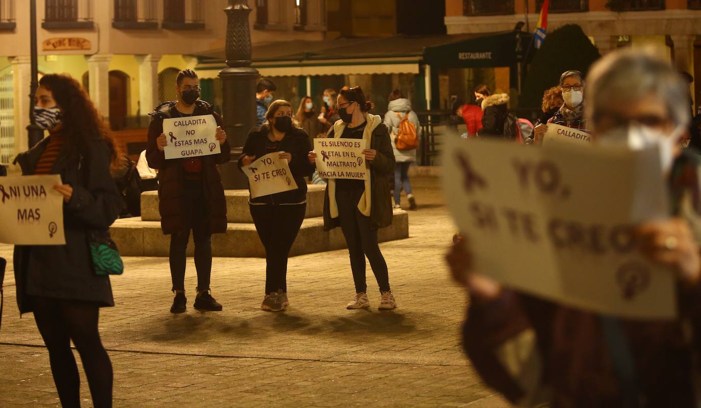 Fotos: Concentración en Ponferrada en apoyo a Raquel Díaz