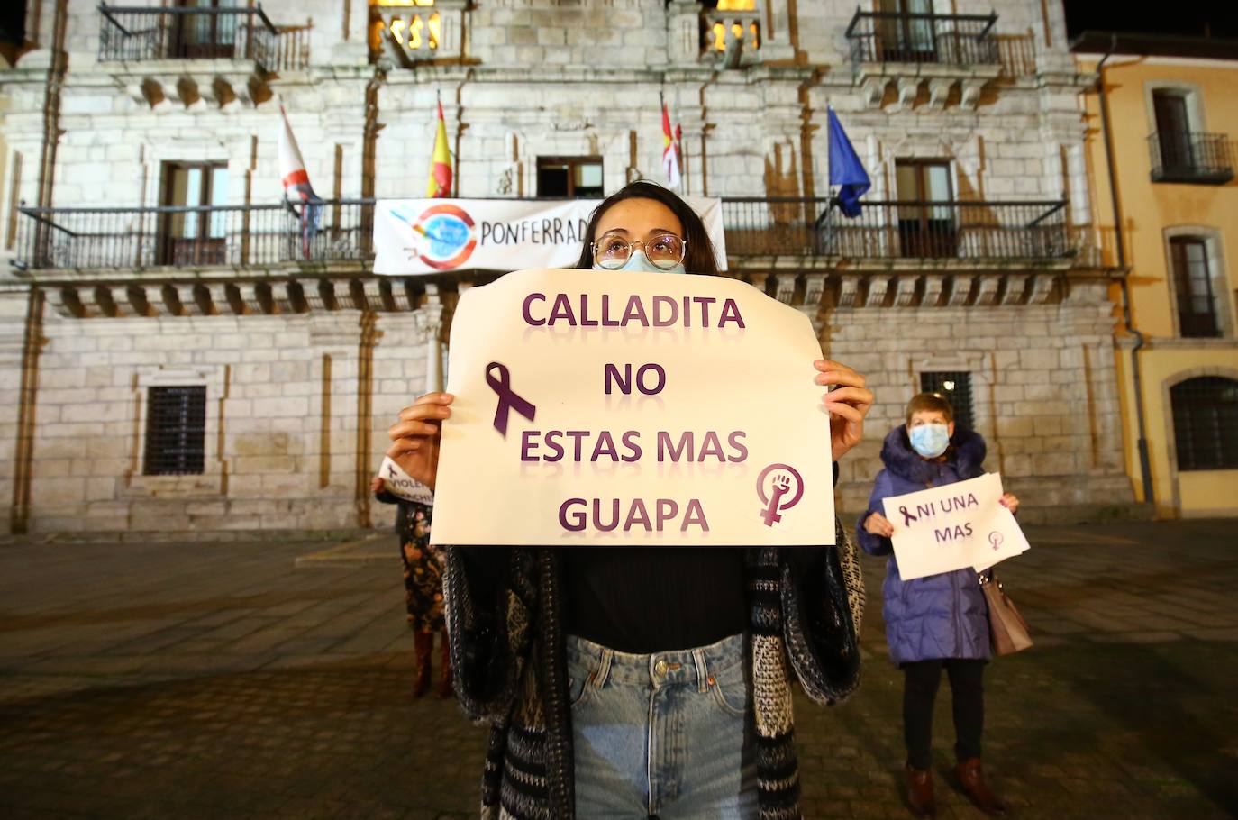 Fotos: Concentración en Ponferrada en apoyo a Raquel Díaz