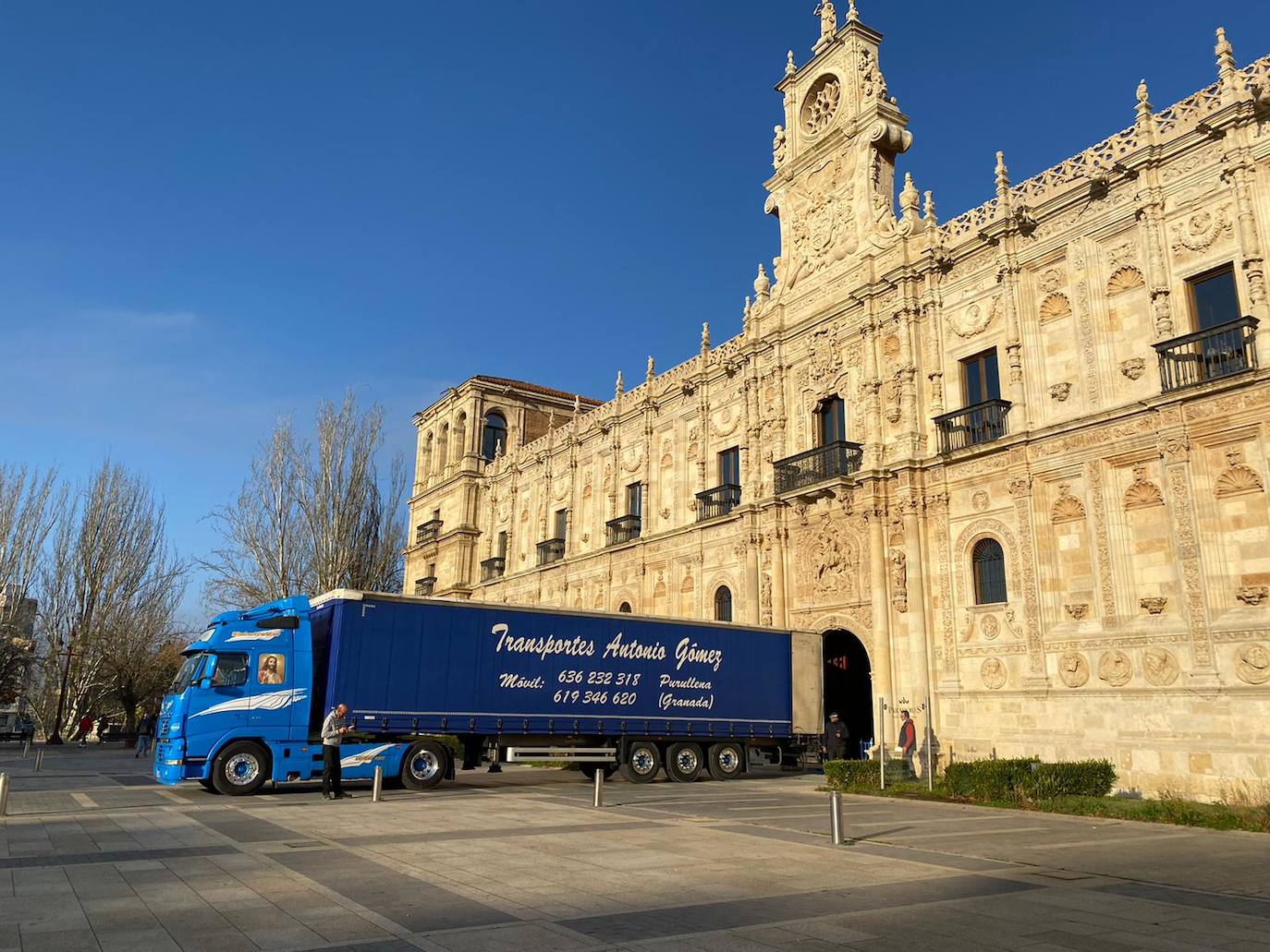 Varios camiones de transporte se han ocupado de trasladar durante la mañana de este viernes diverso material al Hostal de San Marcos. Las puertas del establecimiento hotelero se abrirán el próximo día 3 de diciembre.