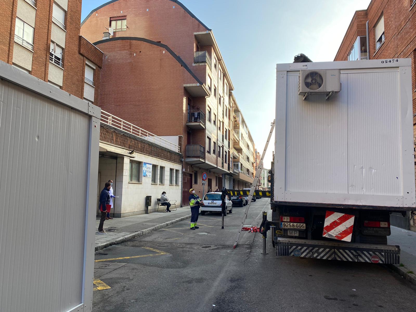 Contenedores de obra para 'humanizar' las esperas en los centros de salud de León. Climatizados, con un espacio interior medio de seis metros por 2,4 metros, han comenzado a ser instalados en el exterior de los centros de salud de la provincia. El objetivo es evitar colas en las calles aunque su limitado espacio interior choca con las limitaciones establecidas para mantener la distancia de seguridad. 