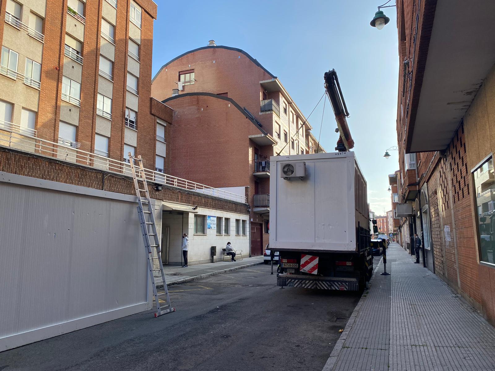 Contenedores de obra para 'humanizar' las esperas en los centros de salud de León. Climatizados, con un espacio interior medio de seis metros por 2,4 metros, han comenzado a ser instalados en el exterior de los centros de salud de la provincia. El objetivo es evitar colas en las calles aunque su limitado espacio interior choca con las limitaciones establecidas para mantener la distancia de seguridad. 