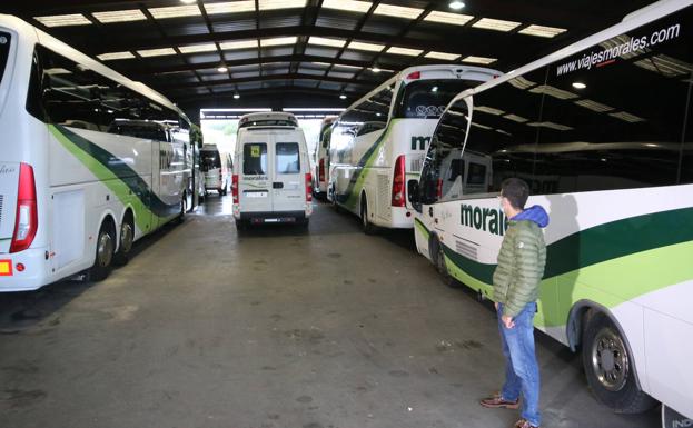 Juan Morales, en medio de su flota de autobuses parada.