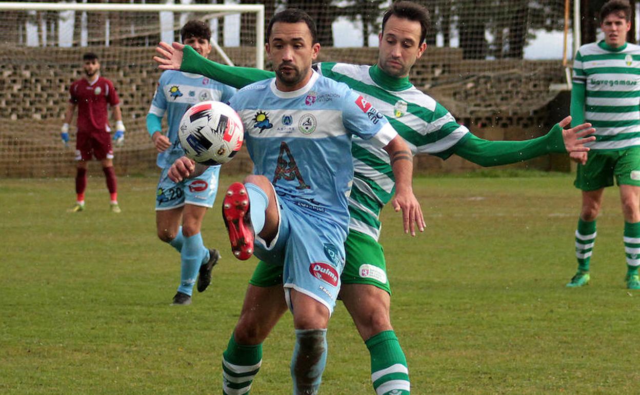 Javi Amor, jugador del Atlético Astorga, en el partido ante La Virgen.