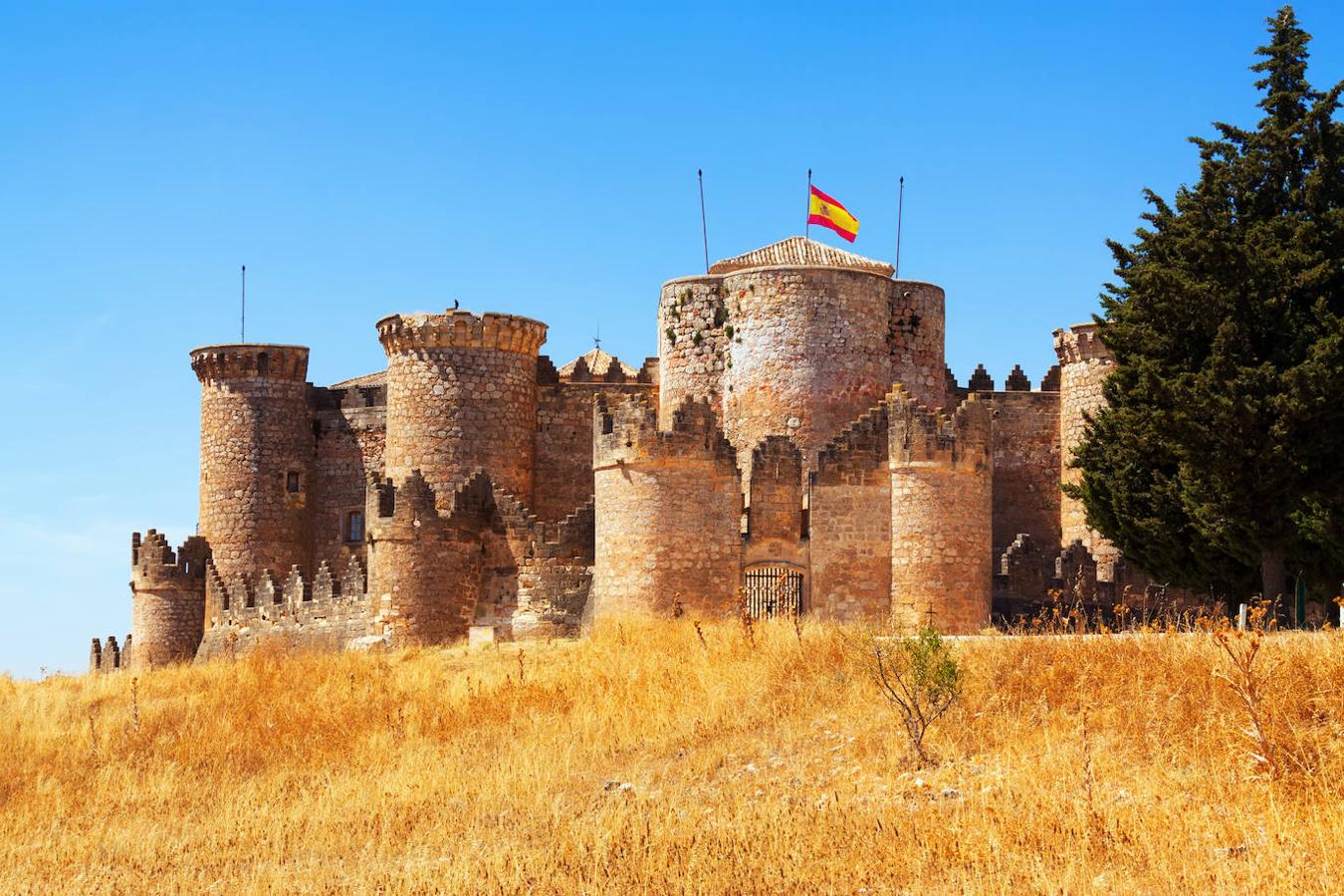 Castillo de Belmonte (España). Fue encargado por D. Juan Pacheco, Marqués de Villena, para utilizarlo como vivienda propia en su ciudad natal. El patio de armas es un triángulo equilátero y a partir de él se desarrolla el resto del edificio. La forma del castillo es una estrella de 6 puntas y al final de cada una de ellas hay una torre cilíndrica.